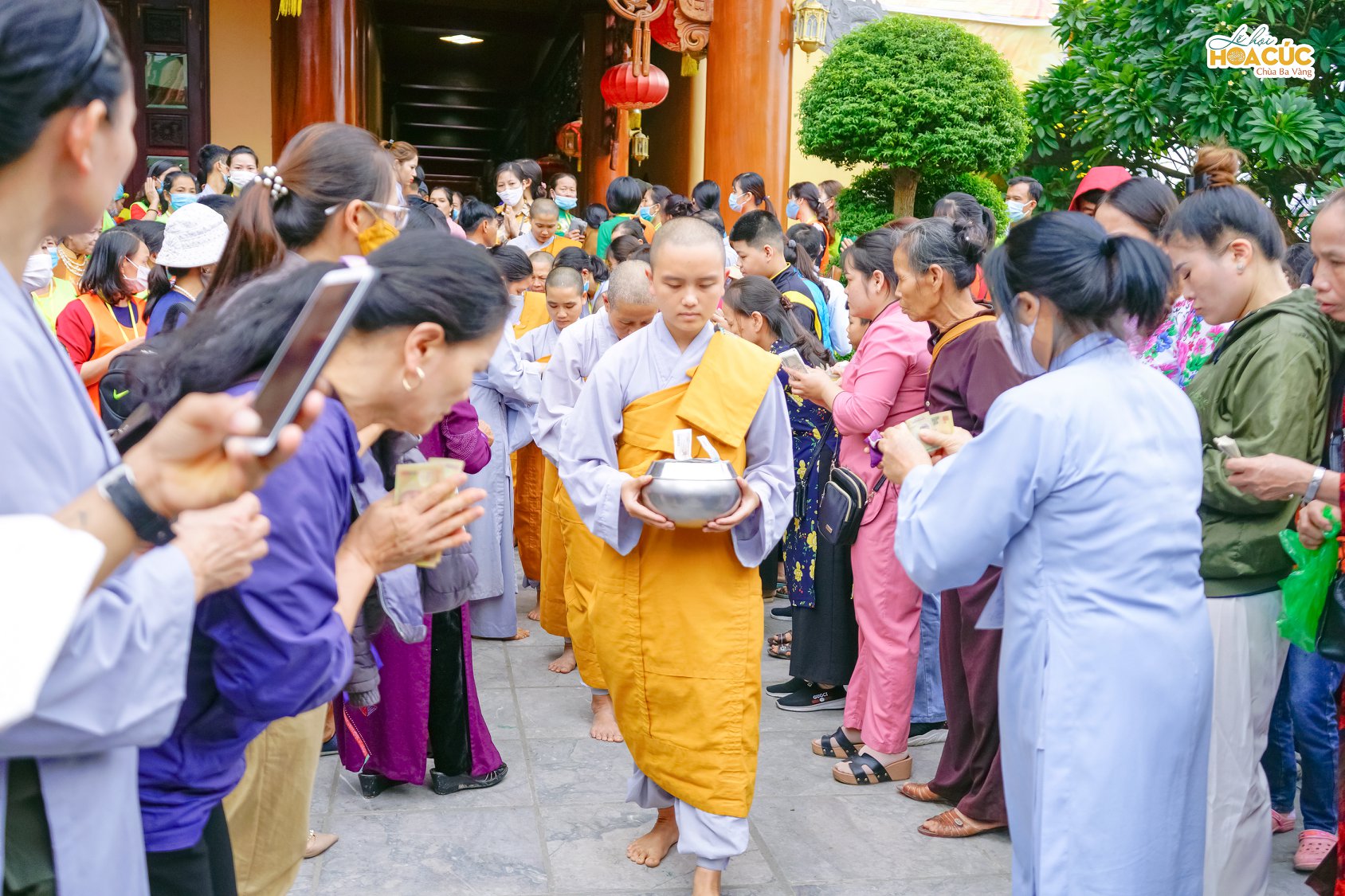Tại buổi lễ sớt bát, rất nhiều du khách, Phật tử xếp hàng đảnh lễ, cúng dường chư Ni