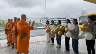 Các Phật tử xa xứ tiễn Sư Phụ cùng chư Tăng trở về Việt Nam sau chuyến hoằng Pháp tại Nhật
