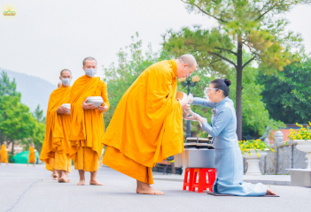 Cung kính sớt bát cúng dường chư Tăng nhân kỷ niệm 1 năm ngày thành lập đạo tràng Phật tử xa xứ