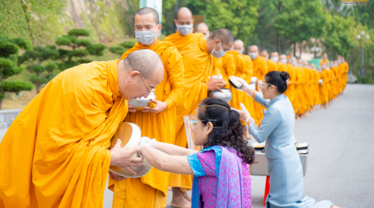 Sớt bát cúng dường - Mong nguyện Phật Pháp lan tỏa rộng khắp thế gian