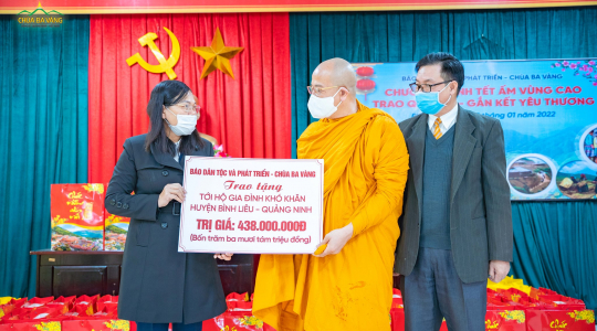 320 phần quà được chùa Ba Vàng phối hợp với Báo Dân tộc và Phát triển trao tặng tới người dân Bình Liêu
