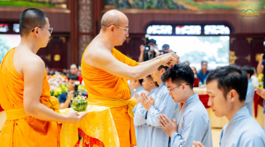 Chư Tôn thiền đức Tăng niêm hương bạch Phật trong lễ thế phát xuất gia