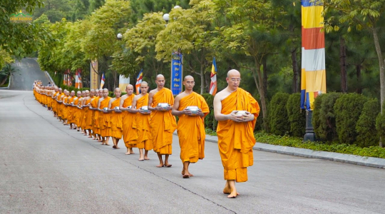 Chư Tăng chùa Ba Vàng trì bình khất thực - giữ gìn truyền thống của mười phương chư Phật