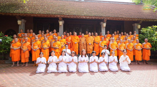 Chư Tôn đức Tăng nước ngoài đến chào thăm Thượng tọa Thích Đức Thiện nhân chuyến tham quan Việt Nam và dự Đại lễ Phật đản 2022