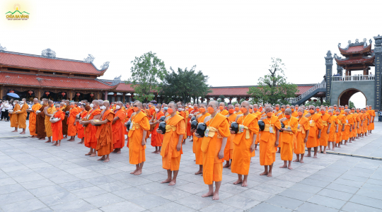 Chùa Ba Vàng: Đặt bát cúng dường gần 300 chư Tăng các hệ phái trong và ngoài nước - Sự kiện đặc biệt trong Đại lễ Phật đản 2022