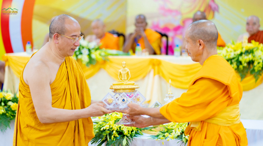 Lễ cúng dường Xá Lợi, dâng y của chư Tăng các nước tại chùa Ba Vàng nhân Đại lễ Phật đản 2022
