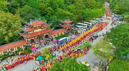 Hoành tráng lễ diễu hành xe hoa hơn 4 vạn người từ các quốc gia trong Đại lễ Phật đản 2022 tại chùa Ba Vàng
