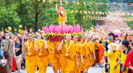 Cung rước tôn tượng Đức Phật đản sinh trong đại lễ Phật Đản 2022 chùa Ba Vàng