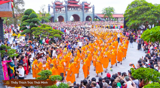 Ấn tượng lễ diễu hành xe hoa tại Đại lễ Phật Đản 2022 chùa Ba Vàng
