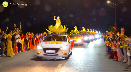 Hân hoan đêm rước xe hoa mừng Phật đản sinh tại đại lễ Phật đản 2022 chùa Ba Vàng