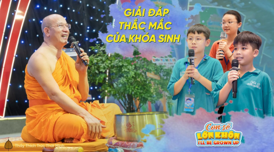 Thầy Thích Trúc Thái Minh giải đáp thắc mắc cho các bạn nhỏ trong Khóa tu mùa hè chùa Ba Vàng