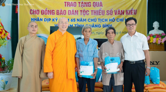 Thầy Thích Trúc Thái Minh -Phó Trưởng Ban Trị sự GHPGVN tỉnh Quảng Bình trao quà cho bà con Vân Kiều
