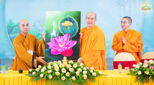 “Đã xuất gia thì phải thật sự dấn thân” - Sư Phụ chia sẻ với 210 chư Tôn đức, Tăng Ni sinh và học viên cư sĩ trường Trung cấp Phật học Đà Nẵng