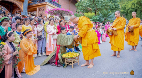 Đặt bát cúng dường chư Tăng tu hạnh đầu đà nhân kỷ niệm sinh nhật Phật hoàng Trần Nhân Tông