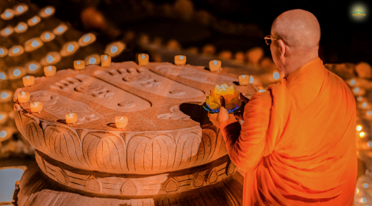 Kính lễ tôn tướng bàn chân Phật, nguyện được an trú trong bước chân giác ngộ, an lành
