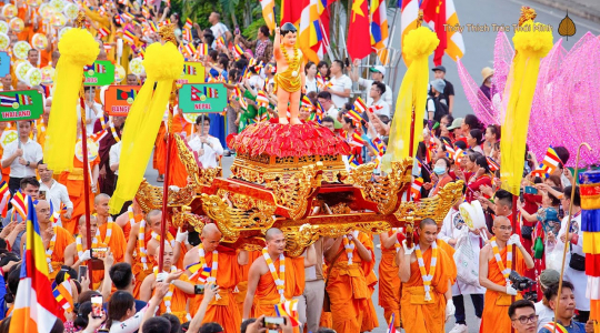 Rộn ràng cung rước kiệu Phật mừng đại lễ Phật đản 2023 tại chùa Ba Vàng