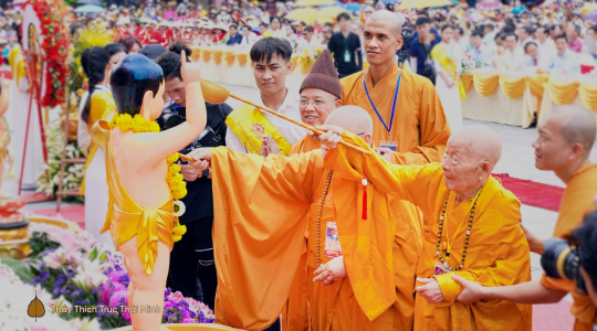 Phước báu to lớn của việc dâng nước cúng dường tắm Phật | Đại lễ Phật đản chùa Ba Vàng 2023