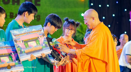 Thầy Thích Trúc Thái Minh tặng quà cho khóa sinh có thành tích học tập ưu tú | Khóa tu mùa hè