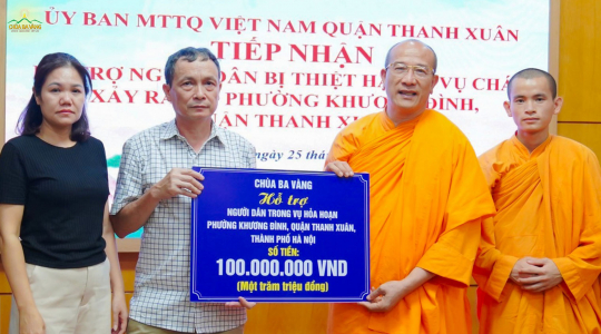 Chùa Ba Vàng trao tặng 100 triệu đồng hỗ trợ người dân trong vụ нỏа ноạn tại chung cư mini phường Khương Đình, quận Thanh Xuân, Thành phố Hà Nội