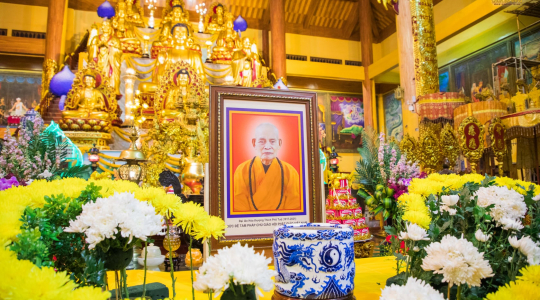 Chùa Ba Vàng treo Phật kỳ rủ, thiết lập hương án tưởng niệm Đức Pháp chủ GHPGVN - Hòa thượng Thích Phổ Tuệ viên tịch