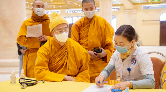 Chư Tăng Ni, Phật tử chùa Ba Vàng thực hiện tiêm vắc xin phòng COVID- 19 lần thứ 2