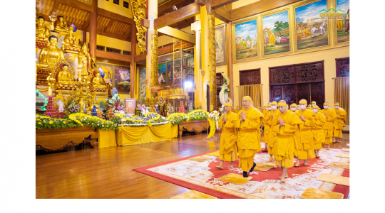 Sư Phụ Thích Trúc Thái Minh cùng Tăng đoàn chùa Ba Vàng thành kính nhiễu quanh hương án Hòa thượng Thích Phổ Tuệ