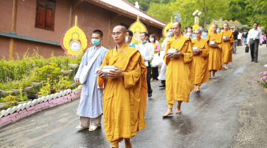 Chư Tăng chùa Ba Vàng thọ nhận sự cúng dường của nhân dân, Phật tử trong “Lễ hội Hoa Cúc 2020 - Hướng về miền Trung thân yêu”