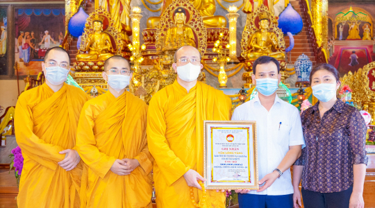 Lãnh đạo UBMTTQVN tỉnh Quảng Ninh và UBMTTQVN Tp Uông Bí chúc mừng chùa Ba Vàng nhân mùa Vu Lan