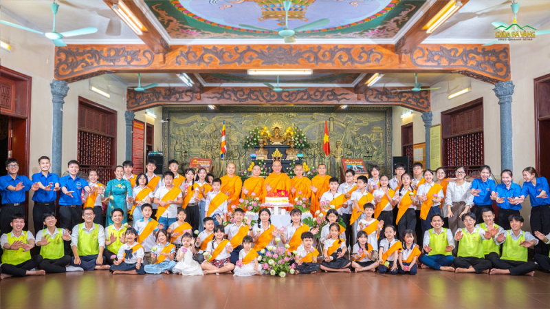 Các thành viên trong CLB Tuổi trẻ Ba Vàng, CLB La Hầu La chụp hình lưu niệm cùng Sư Phụ, chư Tăng sau chương trình