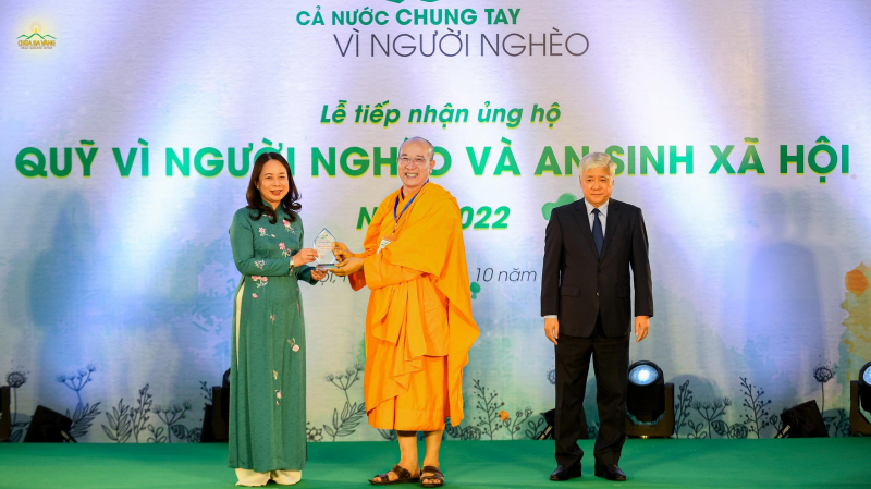 Sư Phụ Thích Trúc Thái Minh đón nhận kỷ niệm chương tại buổi “Lễ tiếp nhận và ủng hộ quỹ vì người nghèo và an sinh xã hội năm 2022