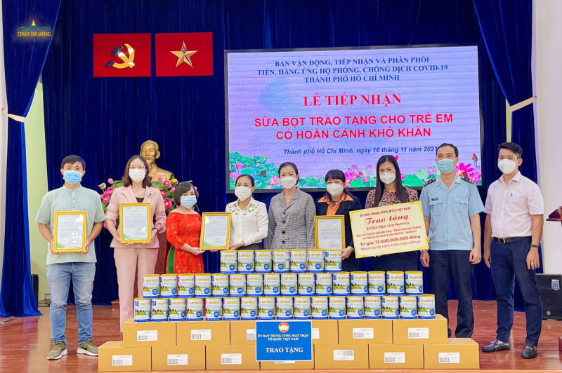 Đại diện Phật tử chùa Ba Và nhận thư cảm ơn của Ủy ban MTTQVN về việc ủng hộ 22.362 hộp sữa bột (trị giá 13 tỷ 500 triệu đồng)