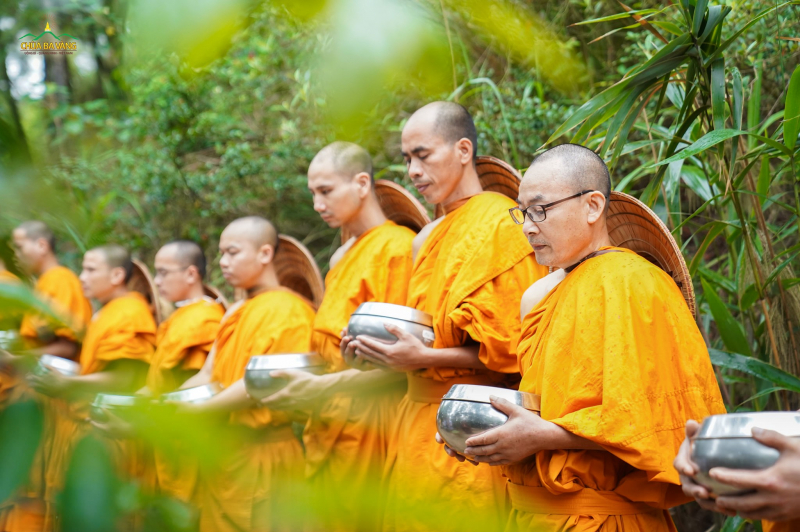 Nương đức trên Sư Phụ, chư Tăng chùa Ba Vàng chú nguyện hồi hướng cho Phật tử được tăng trưởng phước lành, sở nguyện được thành tựu