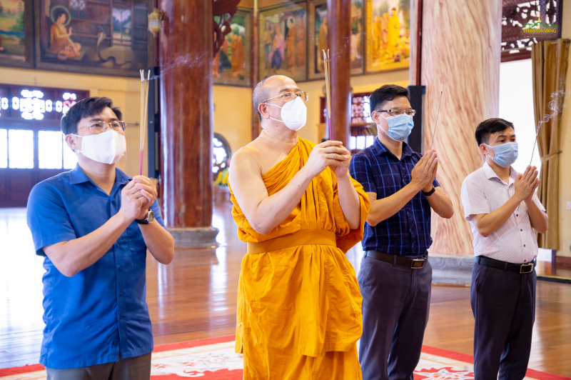 Trước ban thờ Tam Bảo tại chính điện chùa Ba Vàng, đoàn lãnh đạo Ban Tôn giáo tỉnh Quảng Ninh dâng hương lễ Phật