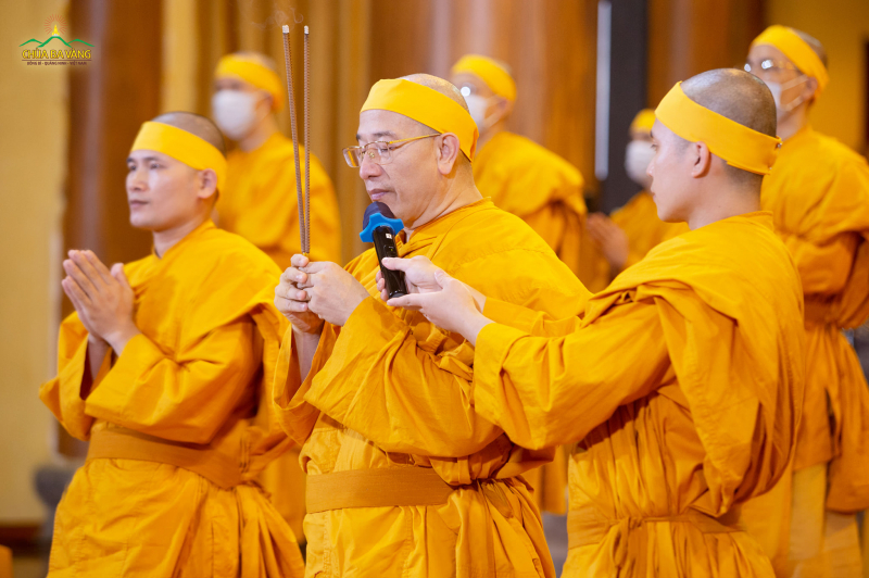 Sư Phụ niêm hương bạch Phật trong lễ tưởng niệm Đức Đệ tam Pháp chủ Giáo hội Phật giáo Việt Nam - Đại lão Hòa thượng Thích Phổ Tuệ viên tịch