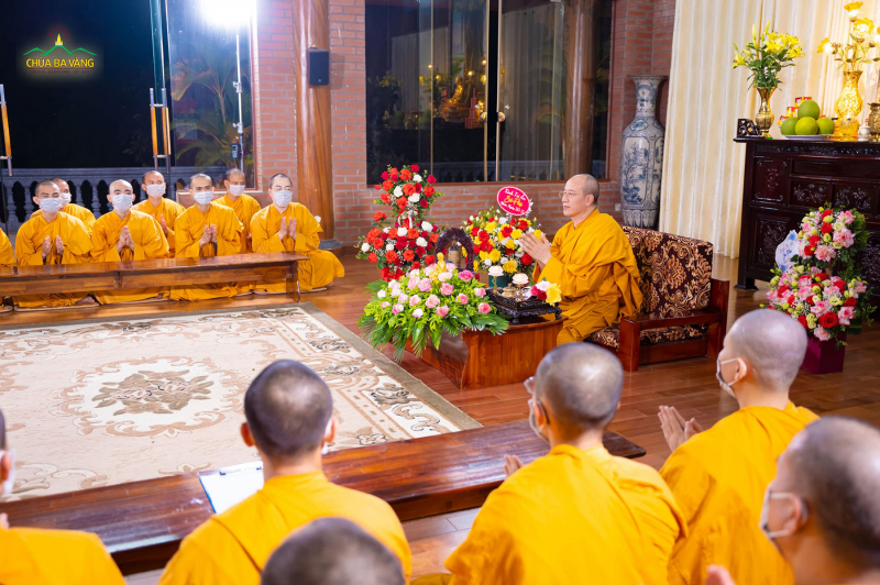 Sư Phụ cùng chư Tăng đón nhận tấm lòng tri ân của các Phật tử