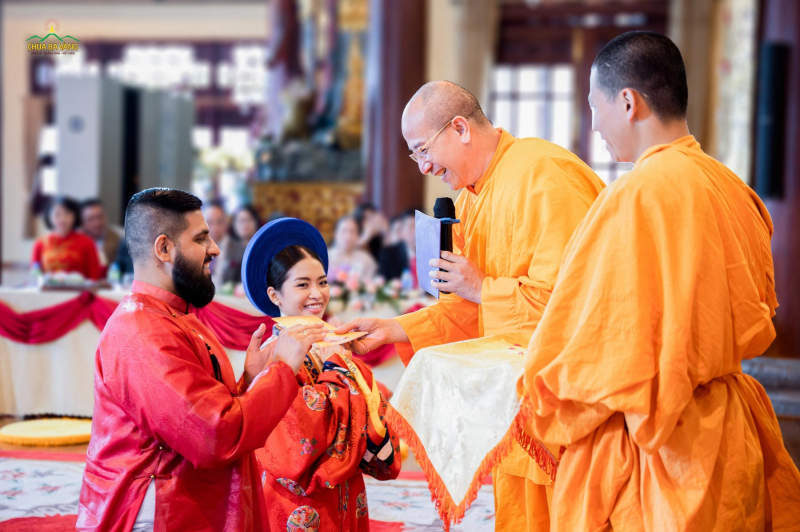 Tân lang Vishal Rattu vui mừng đón nhận món quà từ Sư Phụ Thích Trúc Thái Minh