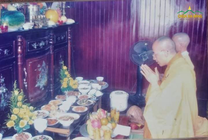 Thầy Thích Trúc Thái Minh tác lễ giải bát hương tứ phủ cho gia đình Phật tử Vũ Thị Trái và Lưu Văn Thiệu