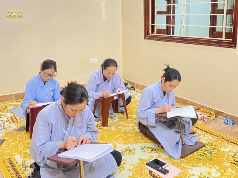 Với điều kiện tình hình dịch ổn định, Phật tử đạo tràng Trúc Quang Bắc Từ Liêm tập trung thành nhóm nhỏ để tham gia buổi học Pháp trực tuyến